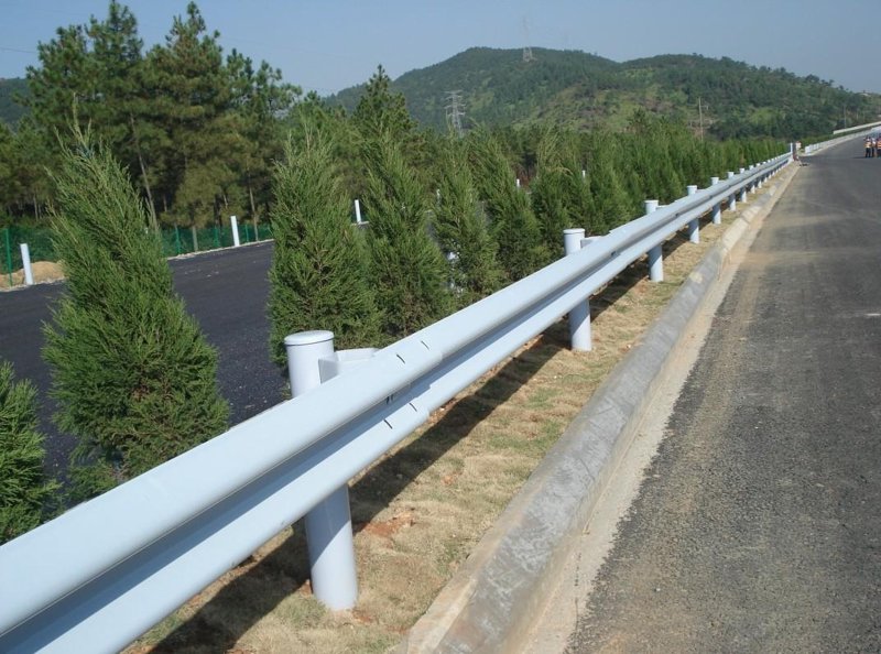 道路护栏：安全之盾的创新与演变