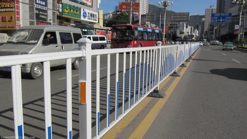 道路护栏：守护城市动脉的安全屏障
